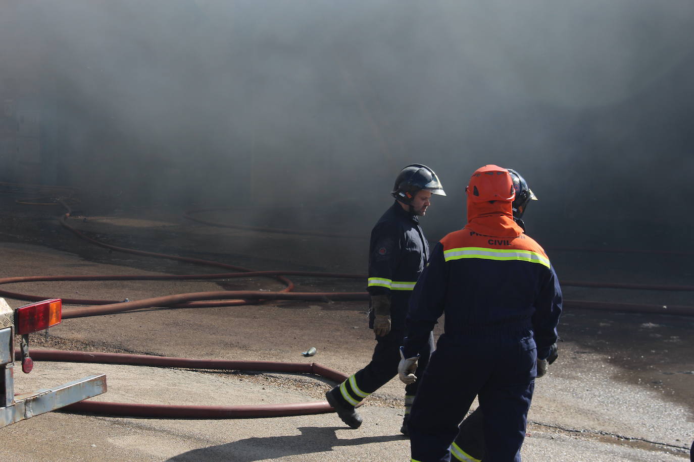 Un gran incendio devora una nave industrial con productos químicos y alcanza a otras anexas en Valverde de la Virgen.