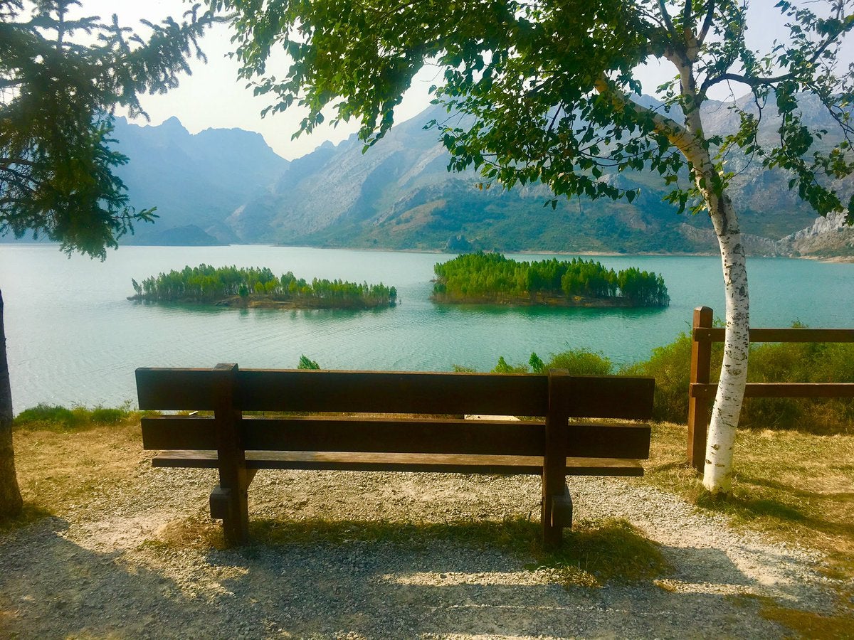 Banco de Riaño | Todo un reclamo turístico y todo un mirador en el sentido figurado de la palabra. El ya famoso 'banco más bonito de León' ofrece unas vistas privilegiadas del pantano de Riaño. La imagen permite a quien ocupe esta ubicación ver en el entorno los picos Gilbo, Yordas y Las Pintas. Este es, sin duda, un lugar mágico donde disfrutar de la tranquilidad y sosiego que da la naturaleza en estado puro.