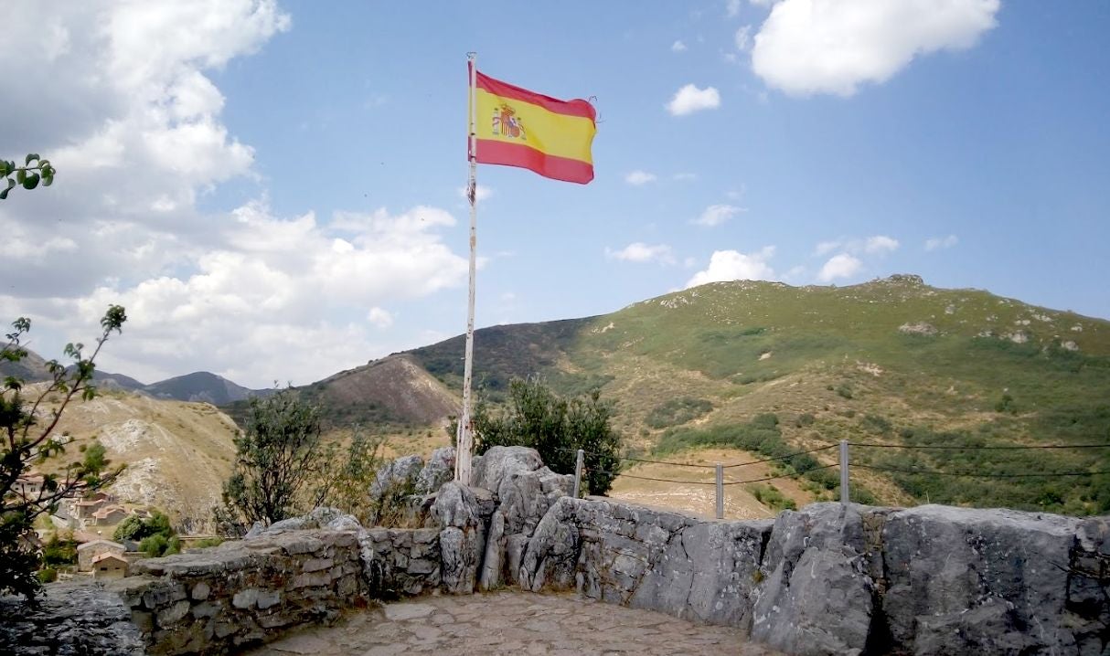 Mirador de Valporquero | Antes de adentrarse en el fondo de la tierra casi se toca el cielo. Es el mirador de la Cueva de Valporquero. Mirador situado a 1.410 metros de altitud con vistas espectaculares de la subida hasta Valporquero y el rio Torío. Accesible en vehículos.