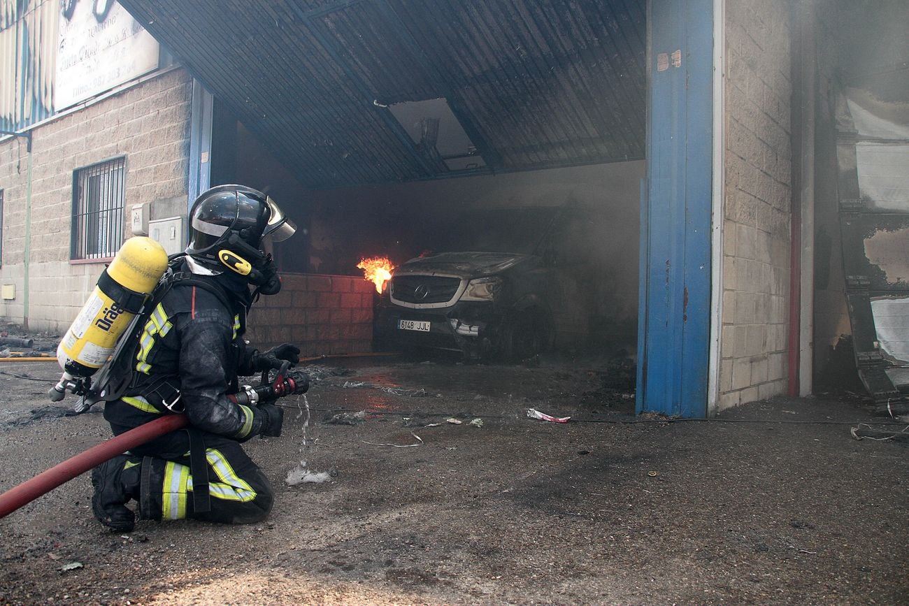 Efectivos del Cuerpo de Bomberos de León intervienen en un incendio originado en una nave en el municipio de Valverde de la Virgen. 