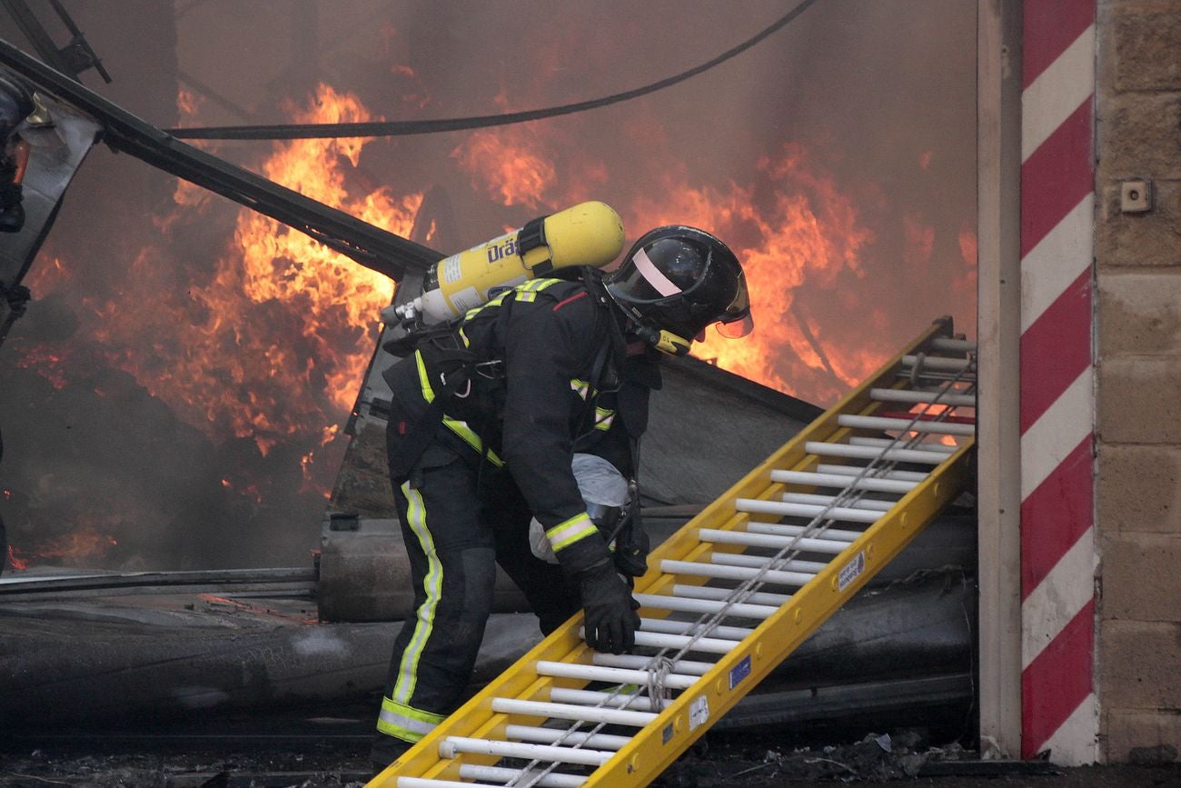 Efectivos del Cuerpo de Bomberos de León intervienen en un incendio originado en una nave en el municipio de Valverde de la Virgen. 