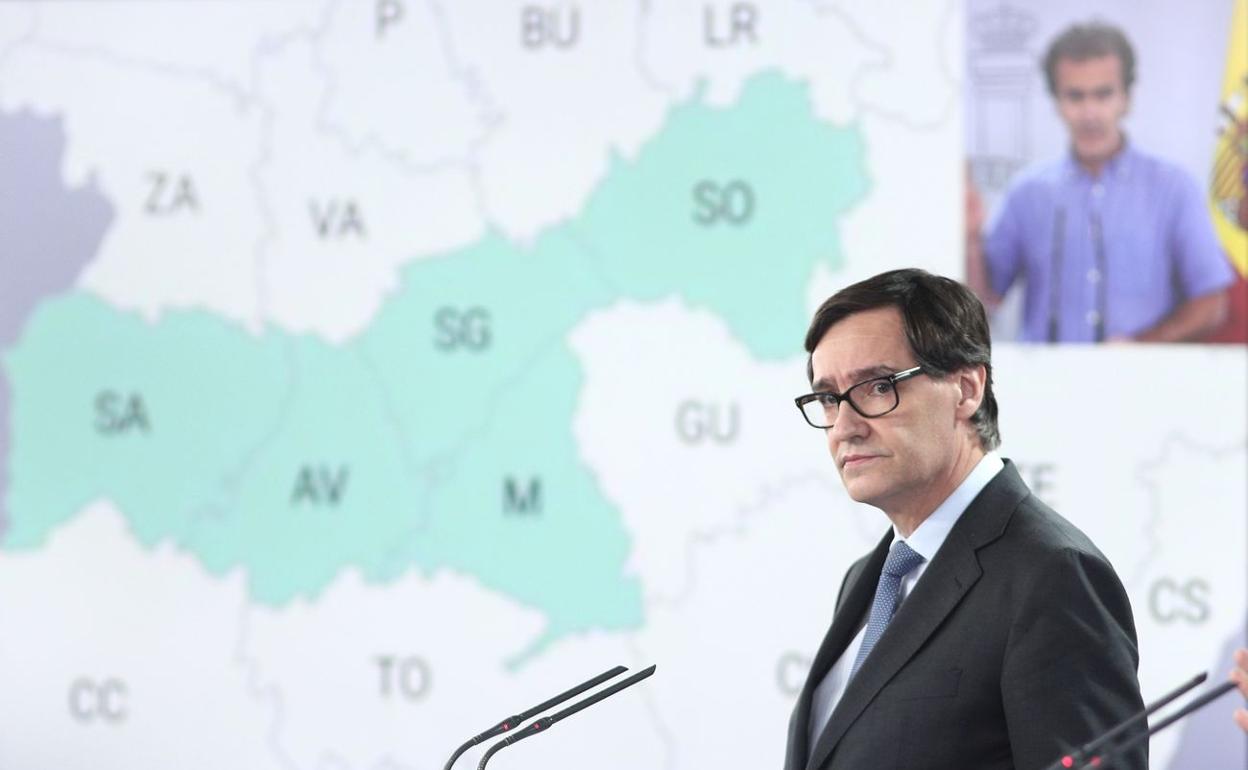 El ministro de Sanidad, Salvador Illa (i) y el director del Centro de Alertas y Emergencias Sanitarias, Fernando Simón (d) durante la rueda de prensa en la Moncloa este viernes. 