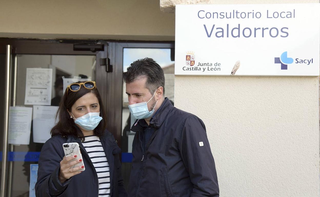 El secretario general del PSOE de Castilla y León, Luis Tudanca, visita el Ayuntamiento de Valdorros acompañado por la secretaria general del PSOE de Burgos, Esther Peña.