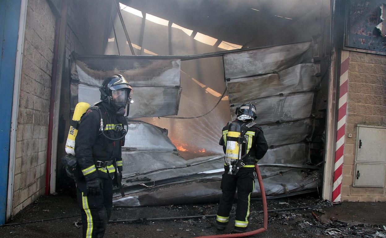 Imagen del incendio declarado este jueves en la zona industrial de Valverde de la Virgen.