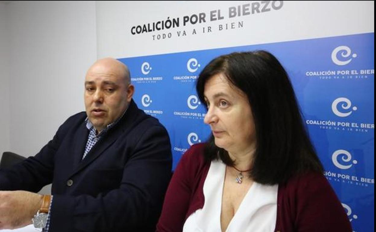 La concejala de CB en Puente de Domingo Flórez, Secundina Vázquez, junto al secretario de la formación, Pedro Quintana.