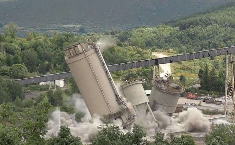 Imagen del momento de la voladura, una de las expresiones de la caída del sector en las cuencas mineras.