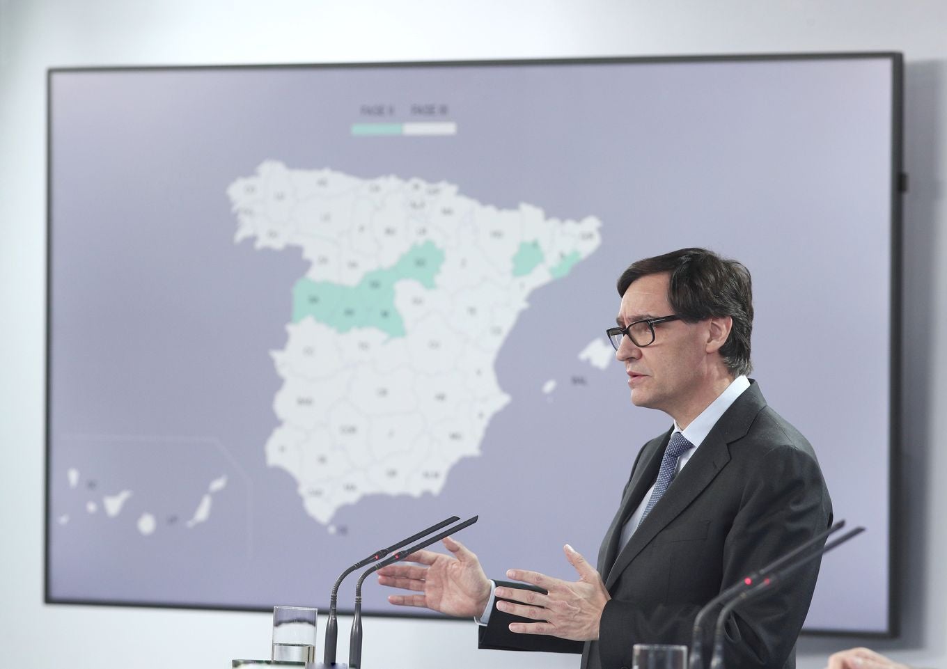 El Gobierno ha aprobado este viernes la propuesta de la Junta de Castilla y León, por lo que el lunes pasarán a Fase 3 las provincias de Burgos, León, Palencia, Valladolid y Zamora, mientras que permanecerán en Fase 2 las zonas más próximas a Madrid, es decir, Ávila, Salamanca, Segovia y Soria con una evolución epidemiológica «más justa».