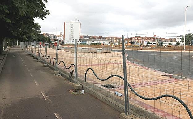 Imagen. Imagen de una de las aceras y el carril bici. 