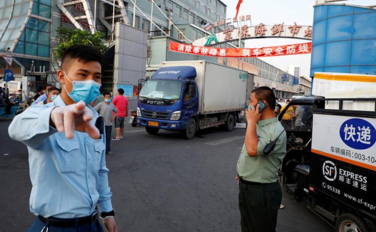 Guardias de seguridad fuera del mercado de mariscos Jingshen 