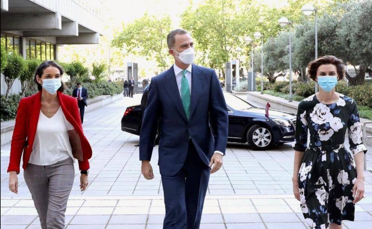 Felipe VI junto a la ministra Reyes Maroto(izquierda) en un acto el pasado 10 de junio.