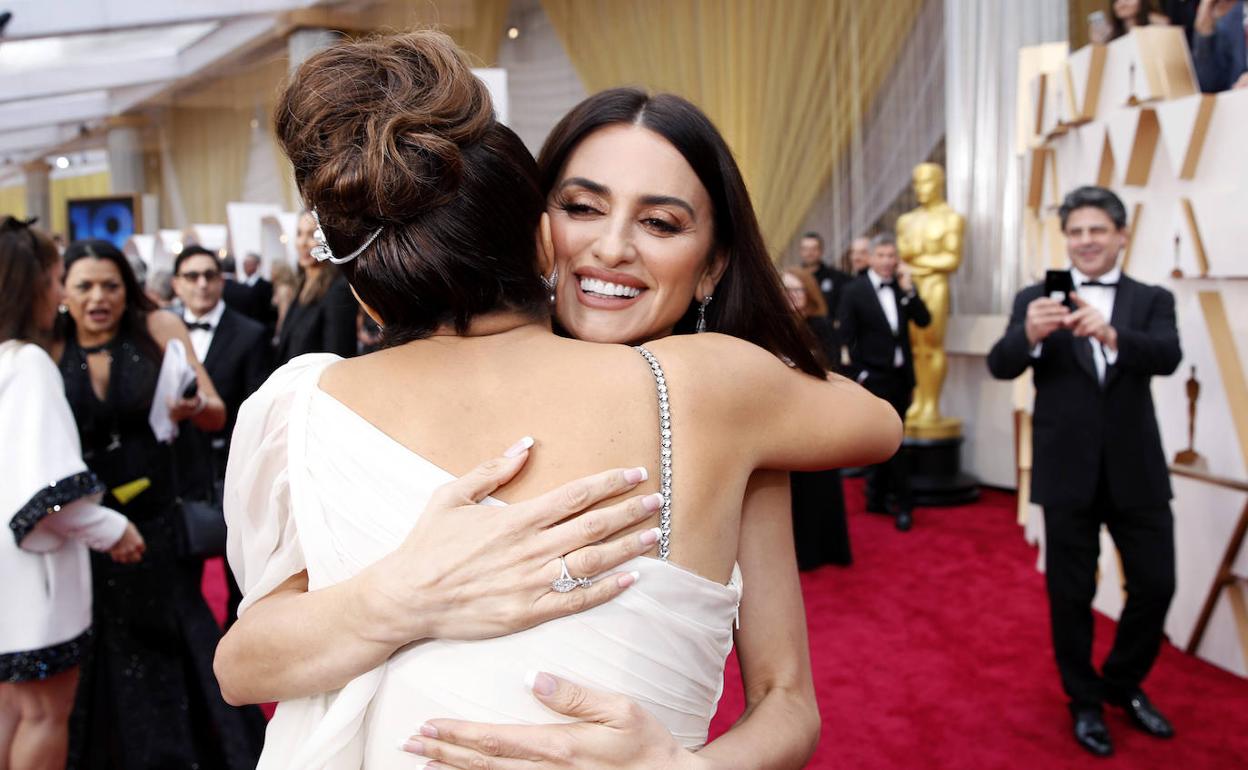 Penélope Cruz se abraza con Salma Hayek en la ceremonia de los Oscar 2020.