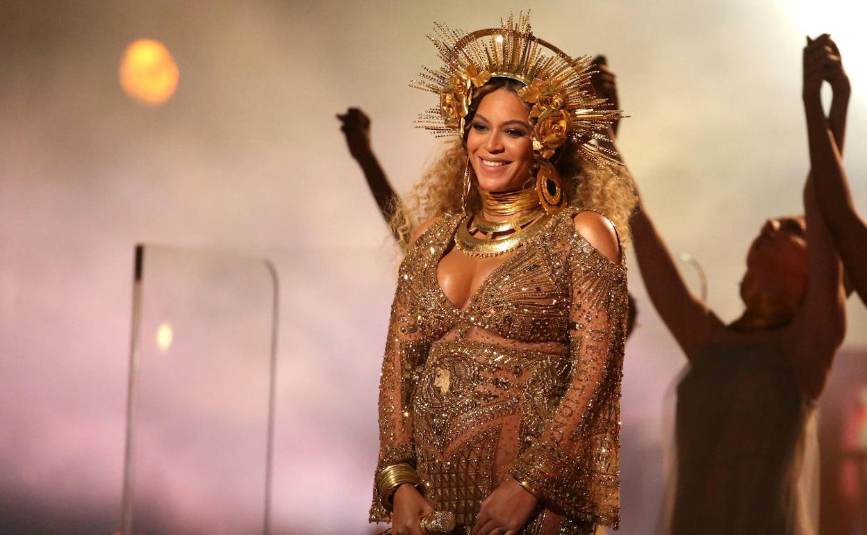 La cantante Beyoncé durante su actuación en los premios Grammy de 2017.