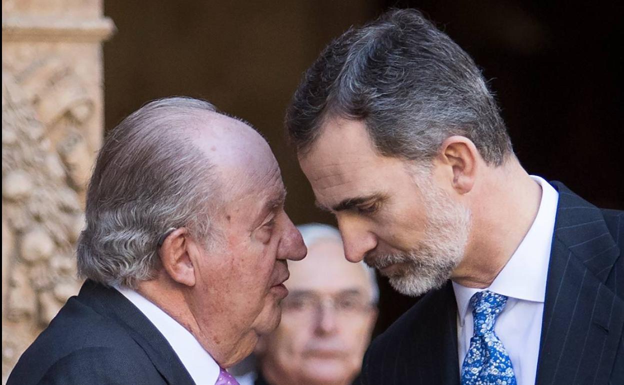 Don Juan Carlos y don Felipe, en abril de 2018, en Palma de Mallorca.