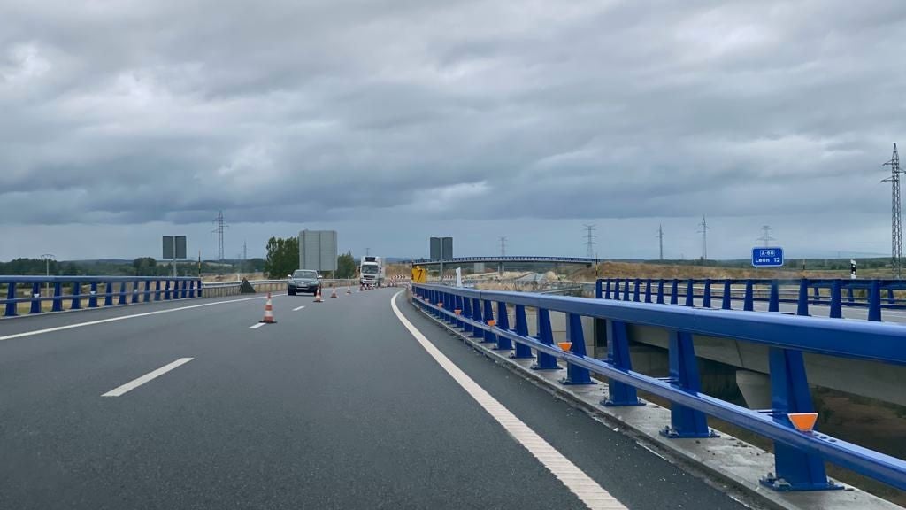 Fotos: Obras de reparación en la A-60 en sentido León