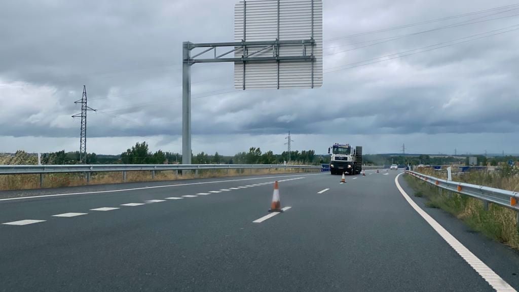 Fotos: Obras de reparación en la A-60 en sentido León