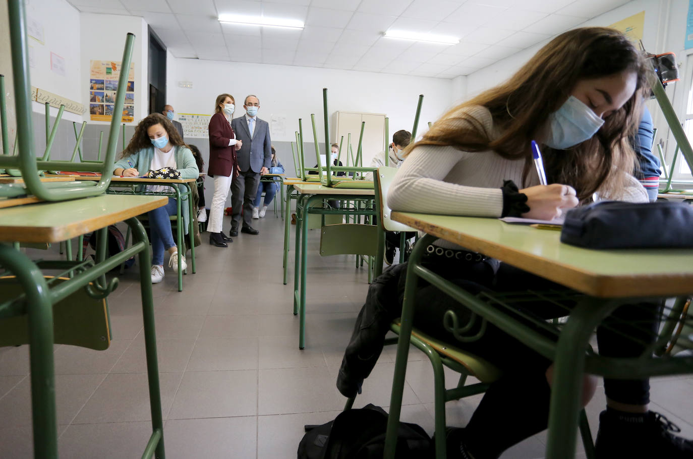 La consejera de Educación, Rocío Lucas, ha visitado a un grupo de alumnos que preparan la EBAU.