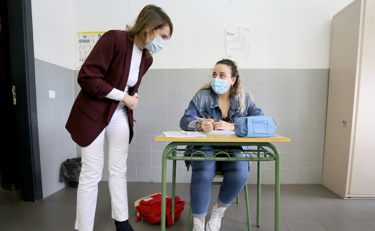 La consejera de Educación, Rocío Lucas, durante su visita de este lunes a alumnos que preparan la EBAU en el IES Julián Marías de Valladolid.