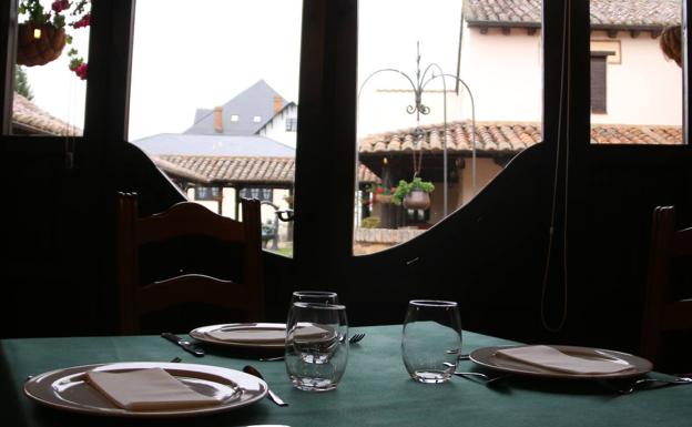 Mesa con vistas al patio en La Cenia. 