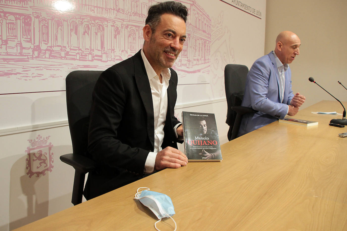 Manuel Quijano durante la presentación de su nuevo libro Detrás de la letra en el Salón de los Reyes del Ayuntamiento de León