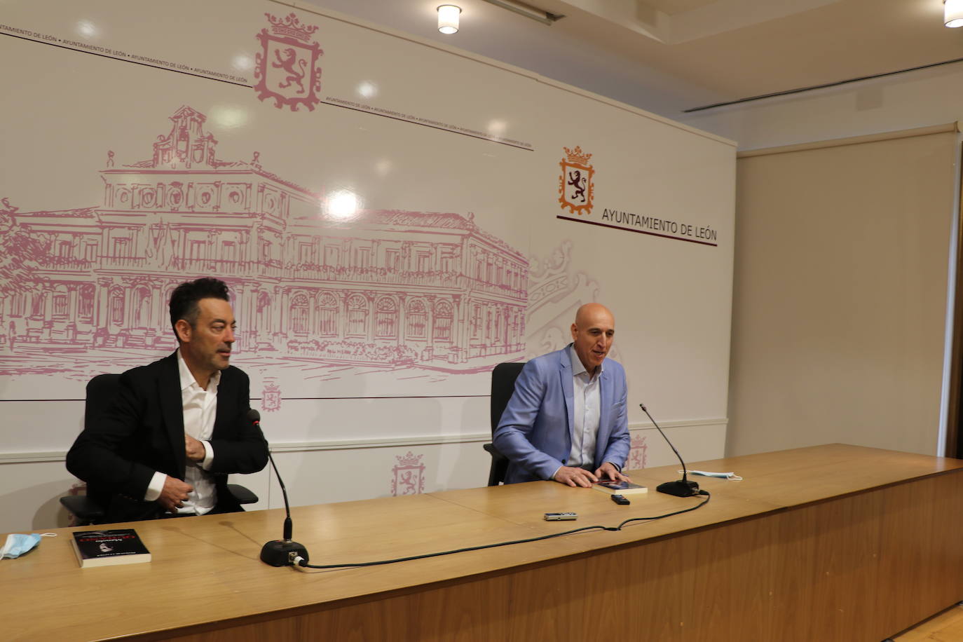 Manuel Quijano durante la presentación de su nuevo libro Detrás de la letra en el Salón de los Reyes del Ayuntamiento de León