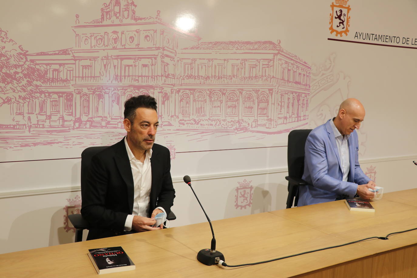 Manuel Quijano durante la presentación de su nuevo libro Detrás de la letra en el Salón de los Reyes del Ayuntamiento de León