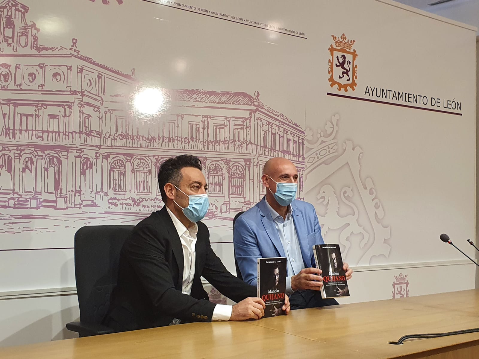 Manuel Quijano durante la presentación de su nuevo libro Detrás de la letra en el Salón de los Reyes del Ayuntamiento de León