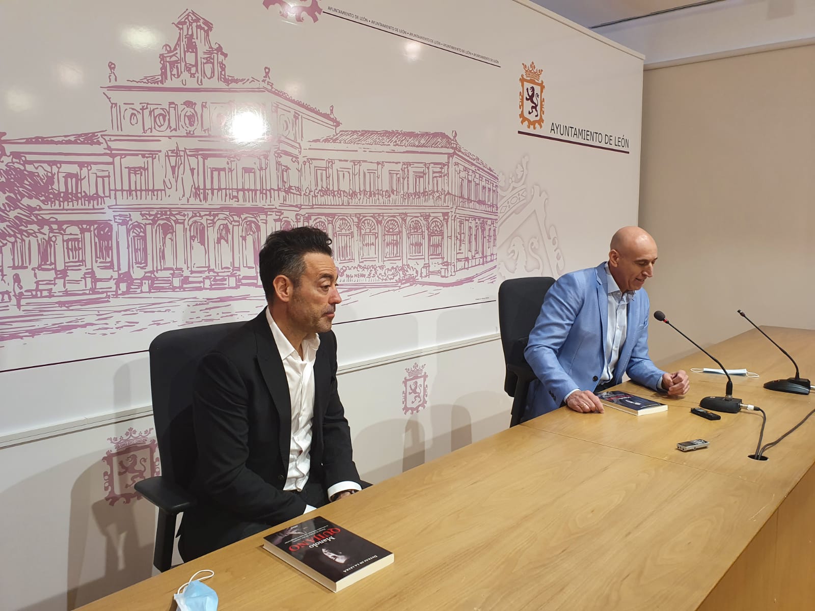 Manuel Quijano durante la presentación de su nuevo libro Detrás de la letra en el Salón de los Reyes del Ayuntamiento de León