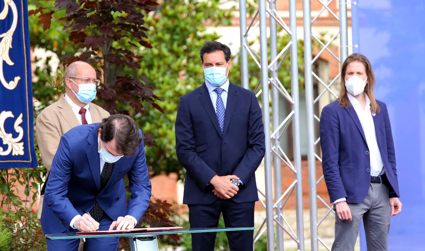Fotos: Firma del Pacto por la Recuperación Económica, el Empleo y la Cohesión Social en Castilla y León