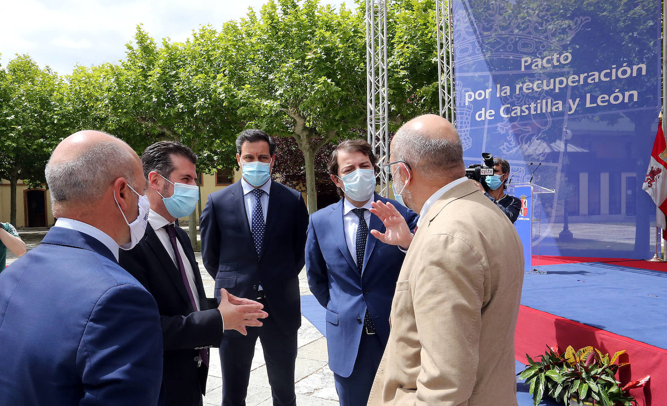 Fotos: Firma del Pacto por la Recuperación Económica, el Empleo y la Cohesión Social en Castilla y León