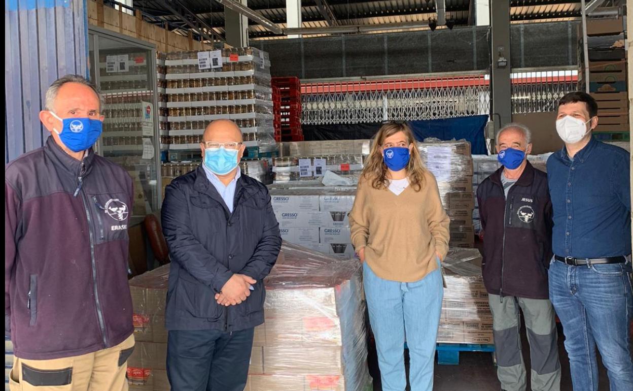 El subdelegado del Gobierno en León, Faustino Sánchez, durante se visita el Banco de Alimentos de León .