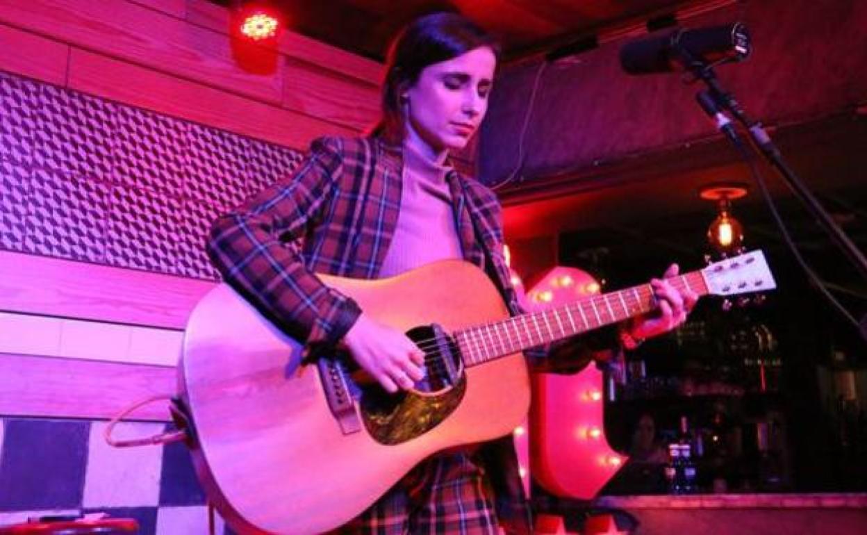 Zahara en un concierto en la sala leonesa El Gran Café.