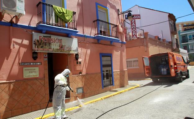 Desinfección de un hostal en Algeciras tras un brote.