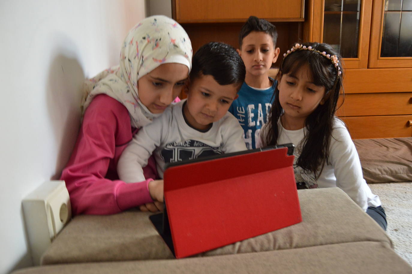 La familia interactua con la tablet. 