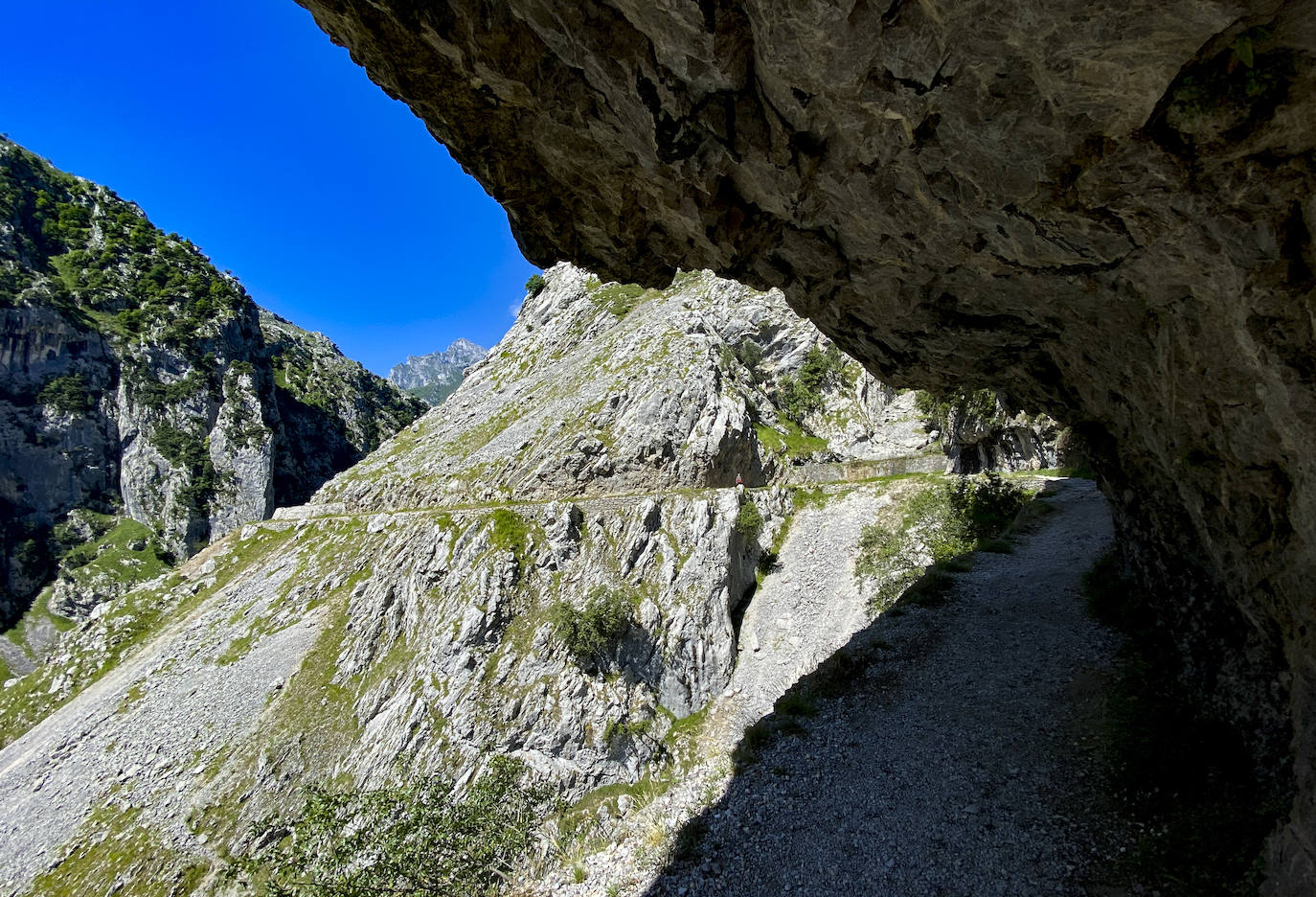 Los aficionados al senderismo han estrenado el verano y la nueva normalidad con un espléndido día para adentrarse en la montaña. El Urriellu, en los Picos de Europa, ha sido el telón de fondo mara muchos de los amantes de este deporte que ha acudido a realizar la popular Ruta del Cares. Poco a poco, el sendero va recuperando su afluencia habitual. 