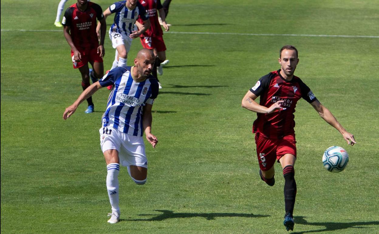 Yuri celebra uno de sus goles con la Ponferradina.