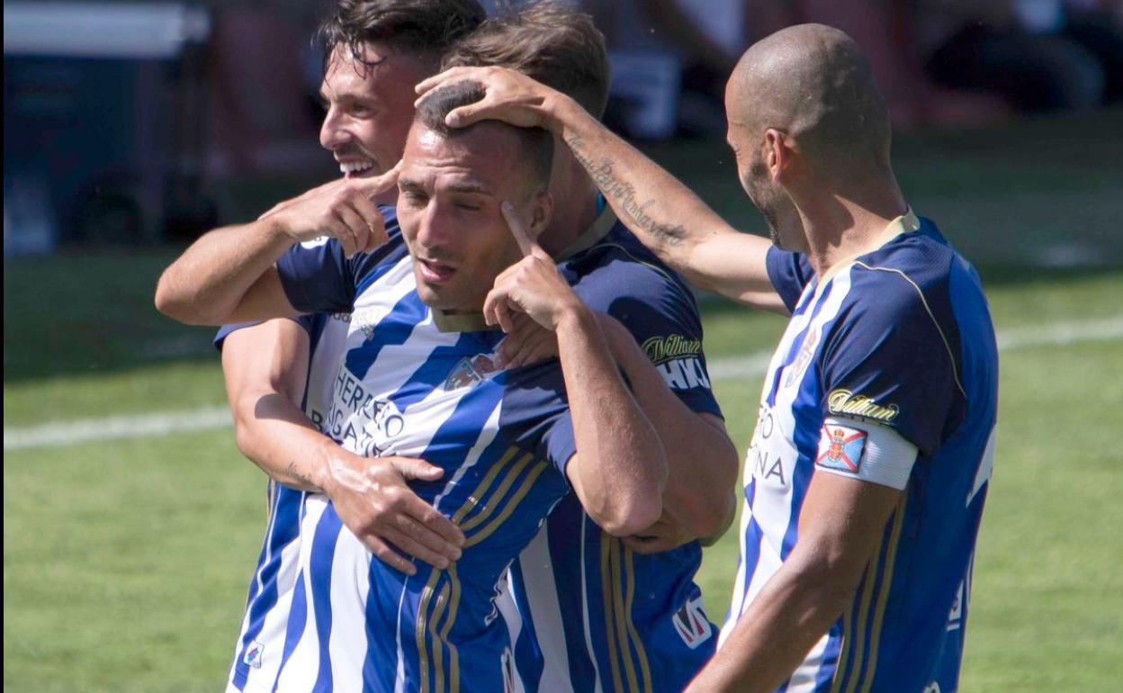 Luis Valcarce celebra uno de sus goles en Anduva.