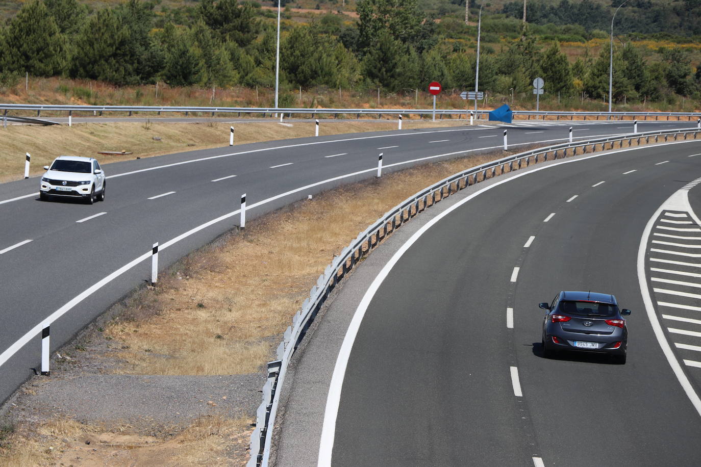 La Autopista del Huerna, que conecta León con Asturias, vive una jornada con mucha más actividad tras el fin del estado de alarma.