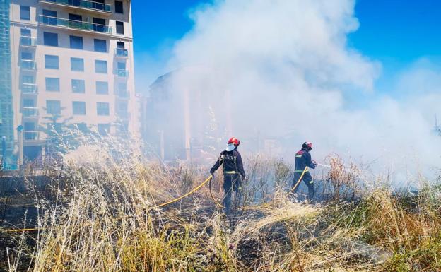 Incendio controlado por Bomberos León en la Avenida de la Universidad.