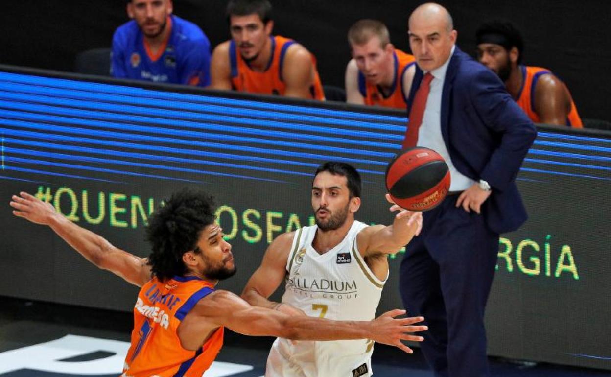 Facundo Campazzo (d), durante el duelo entre Real Madrid y Valencia.