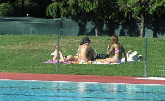 Galería. La piscina de Sáenz de Miera, este lunes en León capital. 