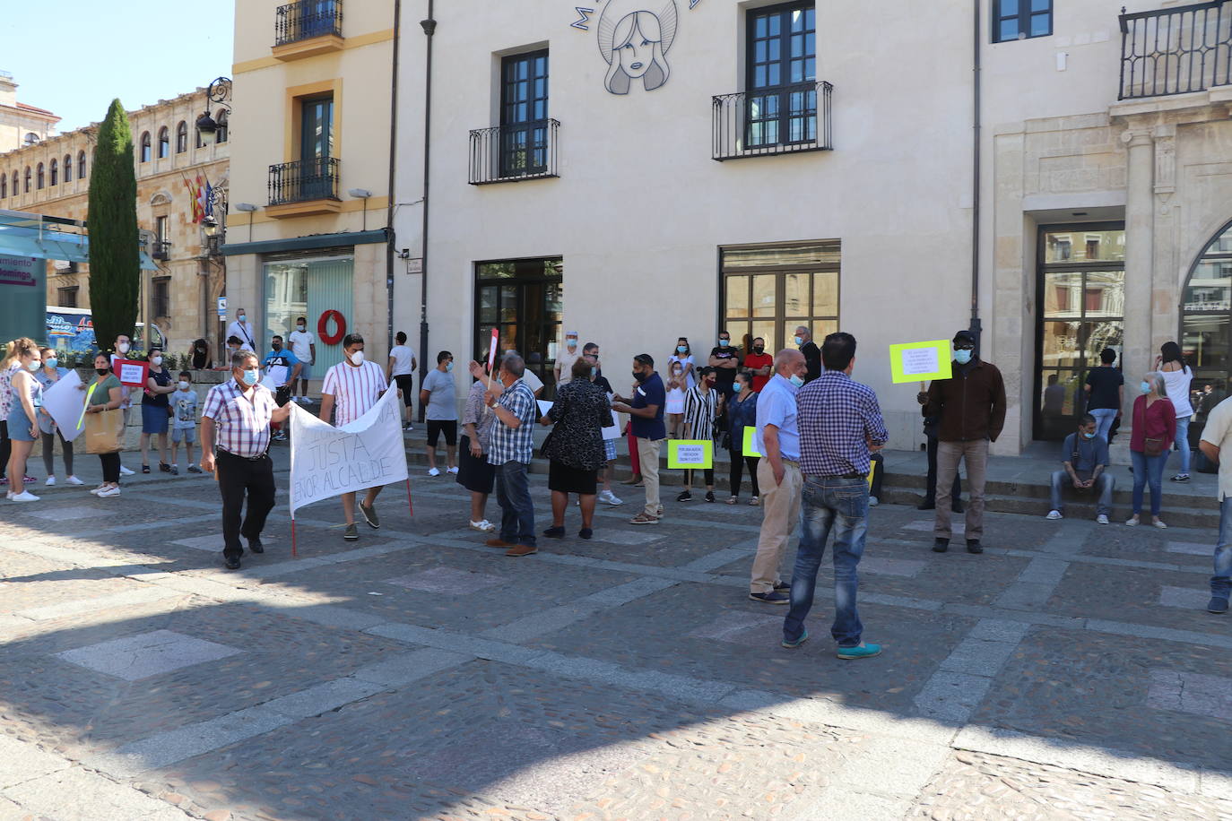 Un grupo de personas se concentran ante la sede municipal para protestar contra el alcalde de León.