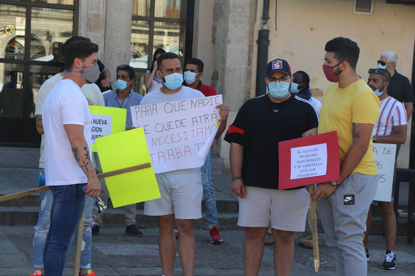 Un grupo de personas se concentran ante la sede municipal para protestar contra el alcalde de León.