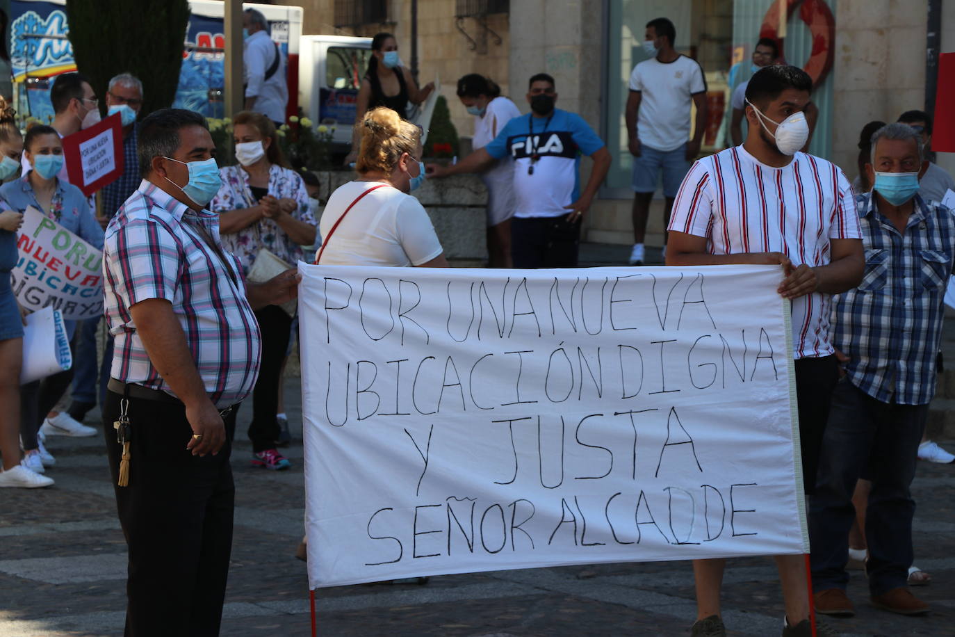 Un grupo de personas se concentran ante la sede municipal para protestar contra el alcalde de León.