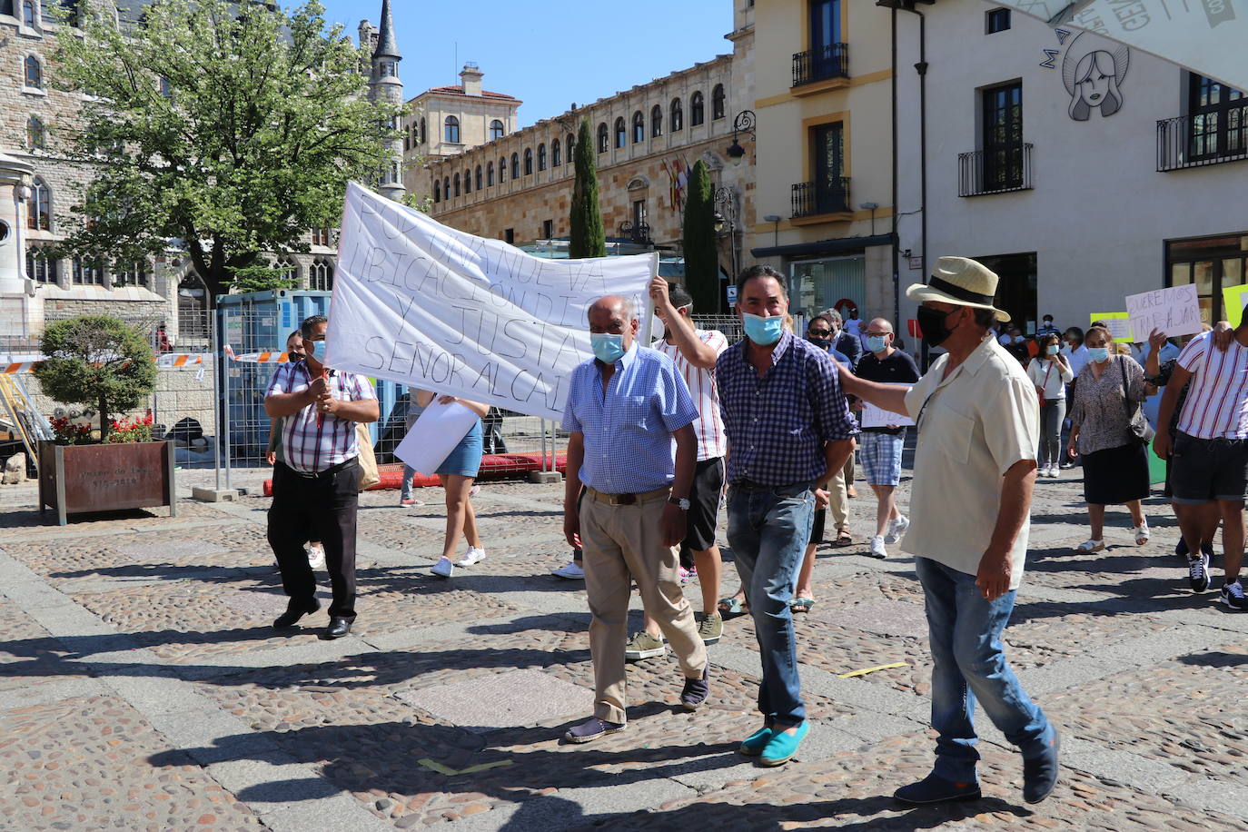 Un grupo de personas se concentran ante la sede municipal para protestar contra el alcalde de León.