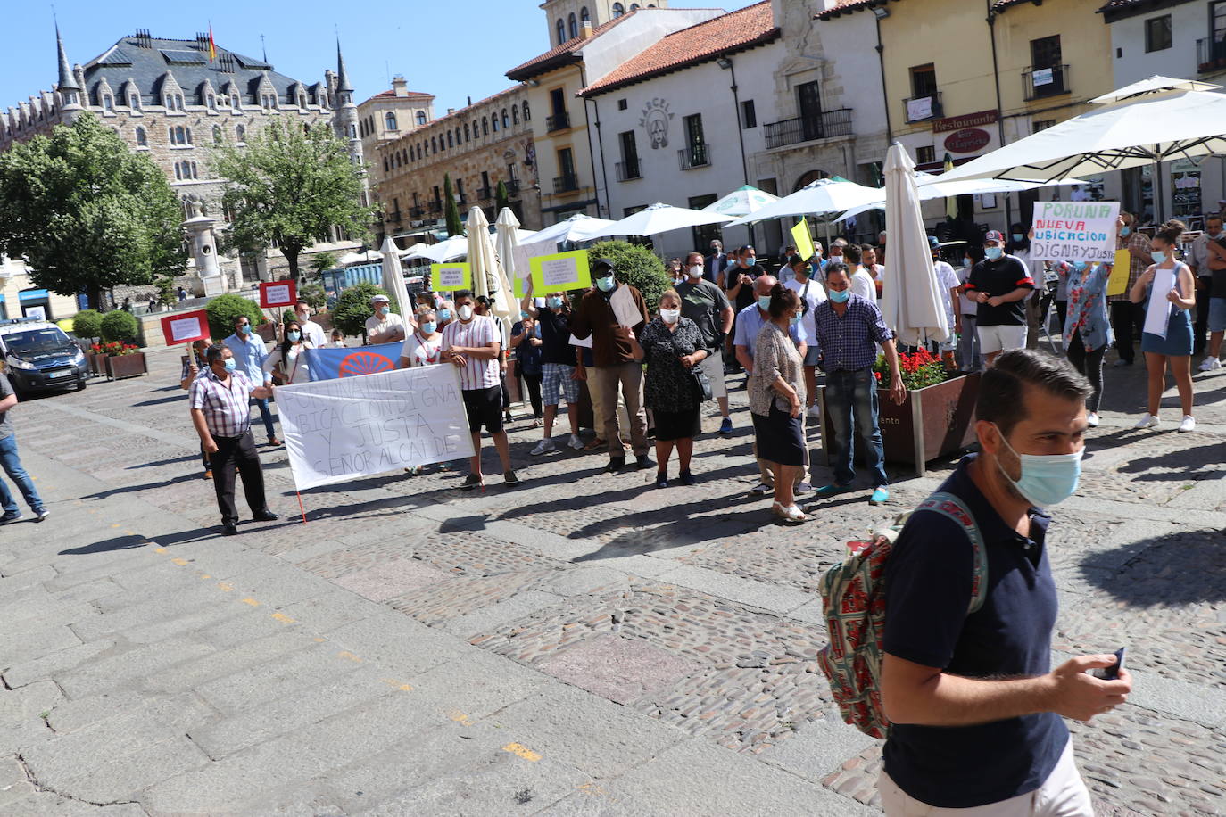 Un grupo de personas se concentran ante la sede municipal para protestar contra el alcalde de León.