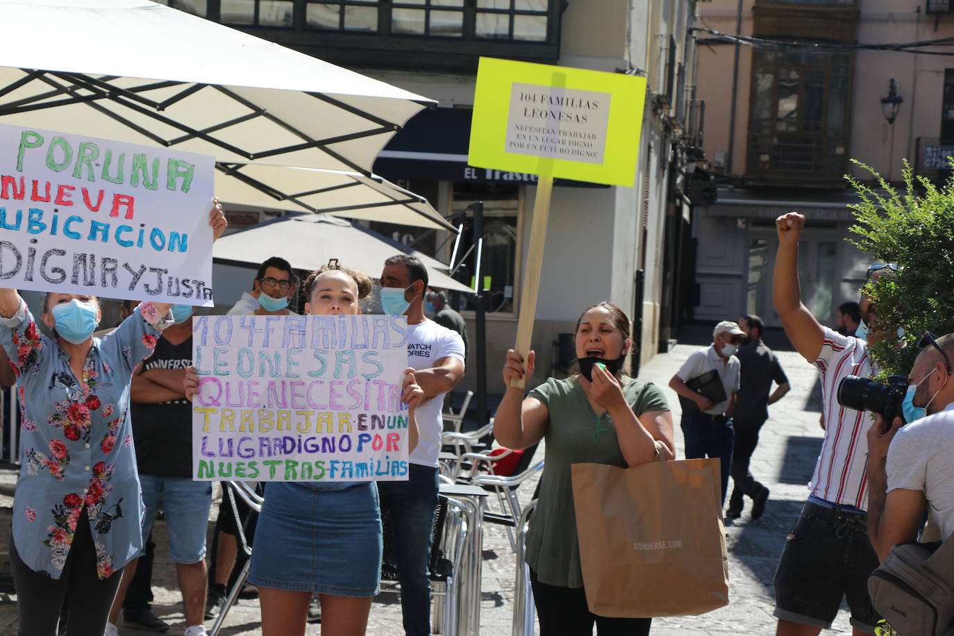 Un grupo de personas se concentran ante la sede municipal para protestar contra el alcalde de León.