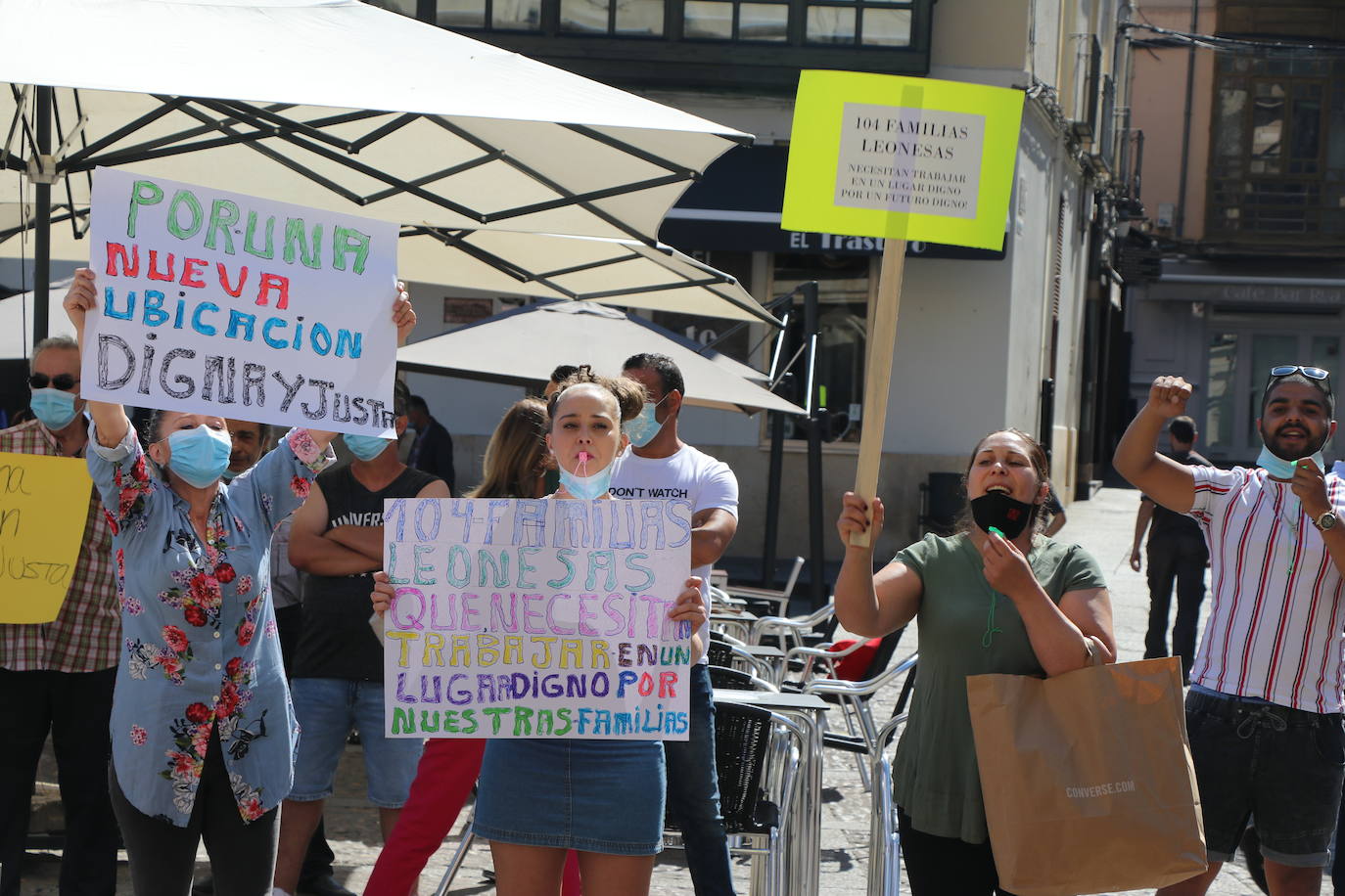 Un grupo de personas se concentran ante la sede municipal para protestar contra el alcalde de León.