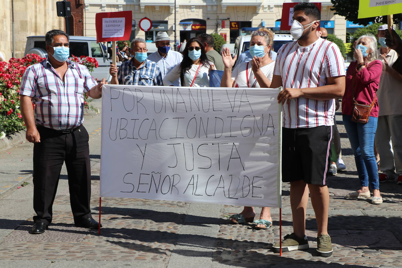 Un grupo de personas se concentran ante la sede municipal para protestar contra el alcalde de León.