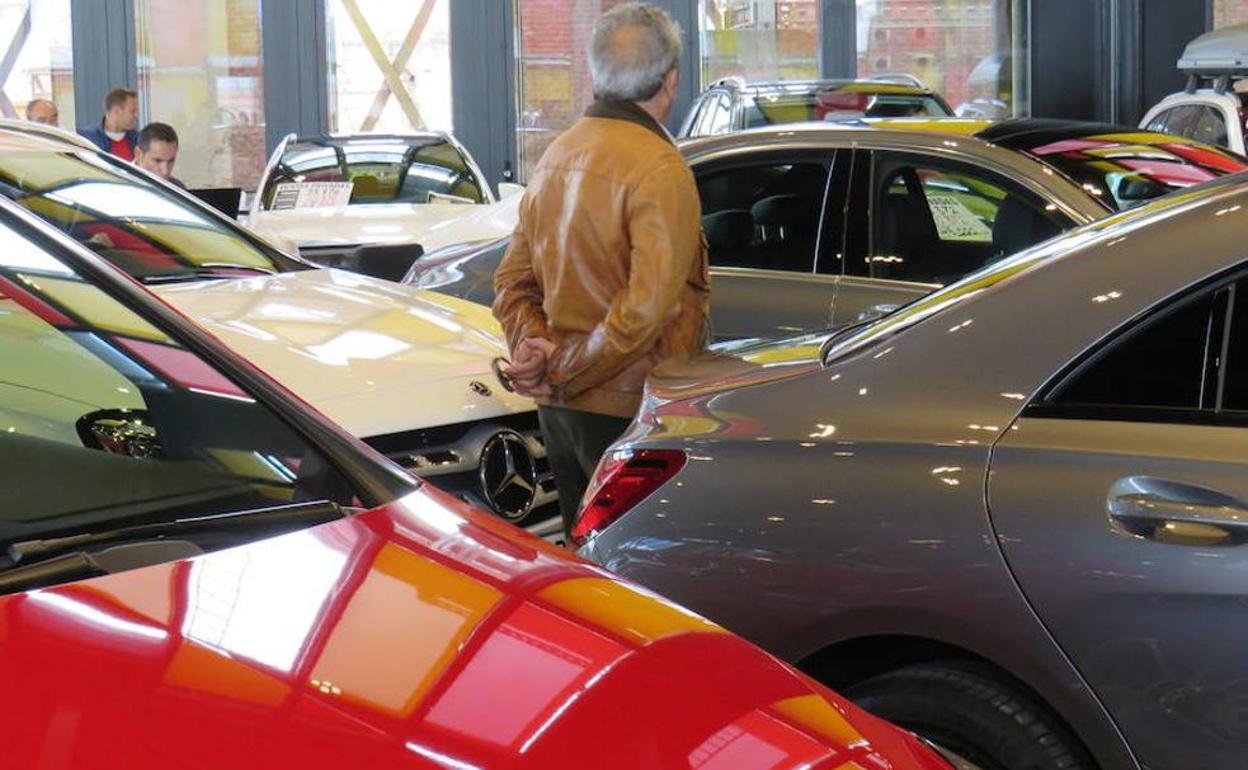 Un hombre visita la feria del coche de ocasión en León, 