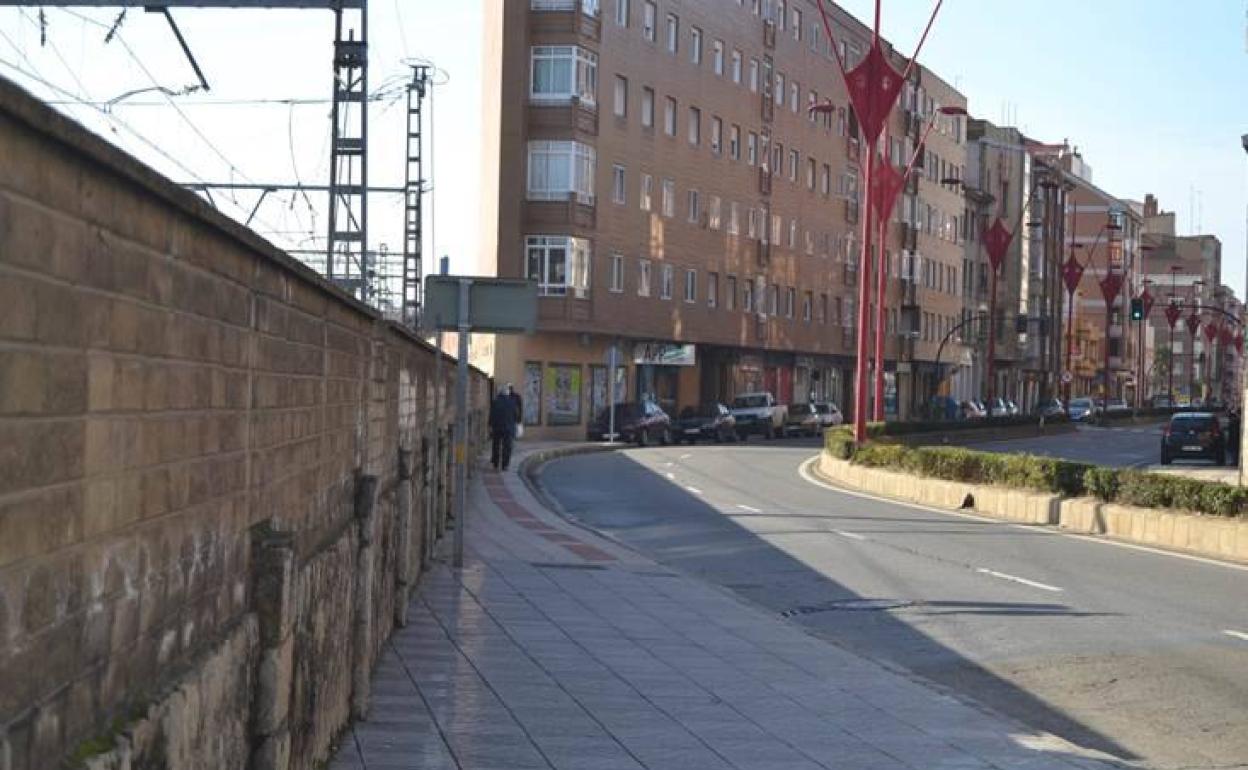 La acera supone un riesgo para los peatones. 